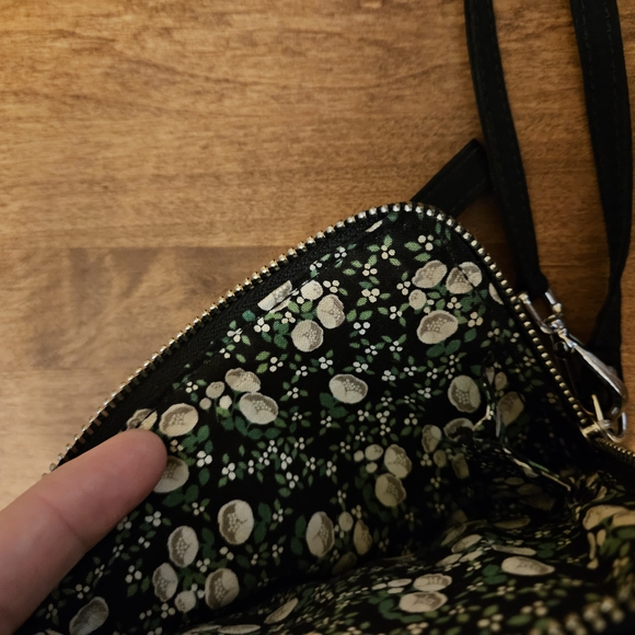 Vera Bradley Black Quilted Wristlet Wallet Magnetic Flap Closure Zip Pocket - Picture 5 of 5